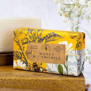 Tvål med doft av honung och kamomill från The English Soap Shop