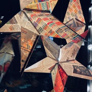 Julstjärna i återvunnet tidningspapper